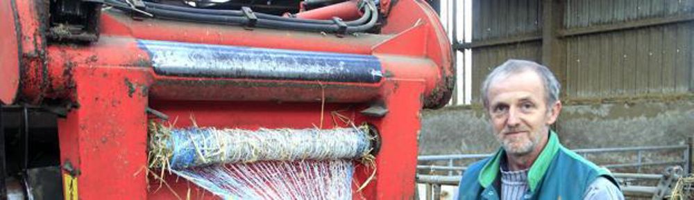 tBreveté. Gilbert a déposé le brevet pour cette astuce il y a cinq ans. « J’ai d’abord installé un rouleau, animé par un moteur hydraulique de récupération, sur la porte de la désileuse, puis une scie à colza dans la caisse. » Hors temps de travail, ce dispositif très pratique ne lui a coûté que 700 €. Toutefois, l’installation des circuits hydrauliques ne semble pas à la portée de tous. j.p.